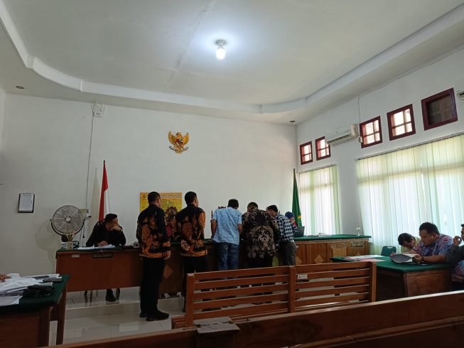 Sidang gugatan perdata anggota KUD Marga Mulya berlangsung di PN Kayu Agung, Rabu (06/12/2023). Dua saksi tergugat mengaku adanya uang Rp 3.4 Miliar yang hilang saat RAT 2020. Sidang gugatan perdata anggota KUD Marga Mulya berlangsung di PN Kayu Agung, Rabu (06/12/2023). Dua saksi tergugat mengaku adanya uang Rp 3.4 Miliar yang hilang saat RAT 2020.