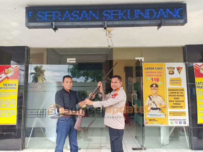 Penyerahan senjata api rakitan (senpira) laras pendek dan laras panjang jenis kecepek dari masyarakat kepada Kapolsek Gelumbang AKP Robby Monodinata SH MH selama dua pekan ini Penyerahan senjata api rakitan (senpira) laras pendek dan laras panjang jenis kecepek dari masyarakat kepada Kapolsek Gelumbang AKP Robby Monodinata SH MH selama dua pekan ini