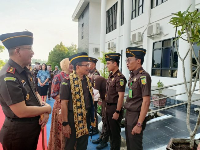 Kunjungan kerja bersama rombongan di Kejaksaan Negeri OKU Timur. Rabu, (27/12/2023) sore. Kunjungan kerja bersama rombongan di Kejaksaan Negeri OKU Timur. Rabu, (27/12/2023) sore.