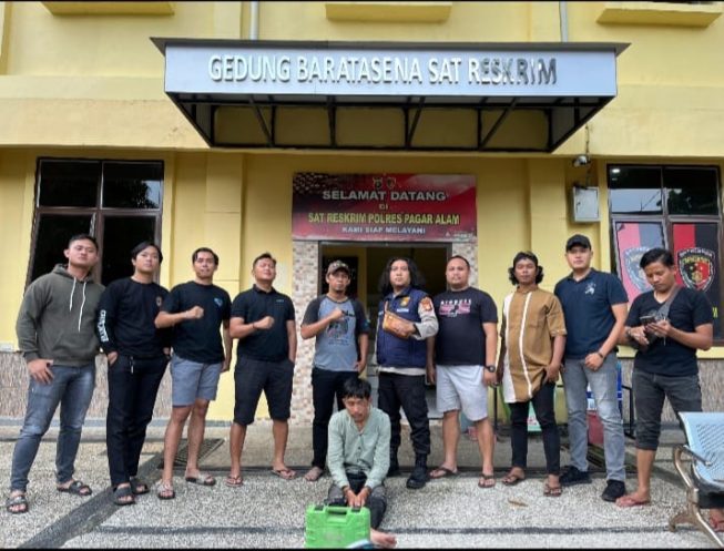 Pelaku pencurian sepeda motor M. Ahmad Yani Arohma (duduk) usai diamankan Satreskrim Polres Pagaralam Pelaku pencurian sepeda motor M. Ahmad Yani Arohma (duduk) usai diamankan Satreskrim Polres Pagaralam