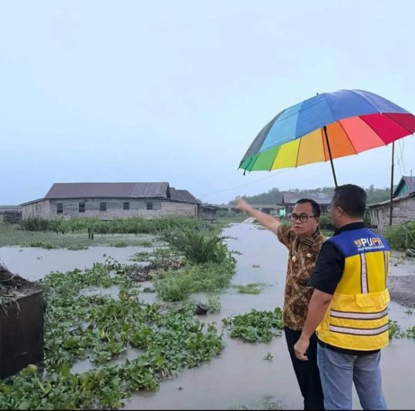 Pj. Bupati Banyuasin, H. Hani Syopiar Rustam, SH, kembali meninjau progres normalisasi sungai Boom Berlian dalam upayanya mengatasi potensi banjir. Didampingi Plt. Kadis PUPR Kabupaten Banyuasin, Ir. Apriansyah, ST., MM, Hani S. Rustam memastikan kegiatan berjalan sesuai rencana di tengah intensitas hujan, Sabtu (30/12/23) Pj. Bupati Banyuasin, H. Hani Syopiar Rustam, SH, kembali meninjau progres normalisasi sungai Boom Berlian dalam upayanya mengatasi potensi banjir. Didampingi Plt. Kadis PUPR Kabupaten Banyuasin, Ir. Apriansyah, ST., MM, Hani S. Rustam memastikan kegiatan berjalan sesuai rencana di tengah intensitas hujan, Sabtu (30/12/23)