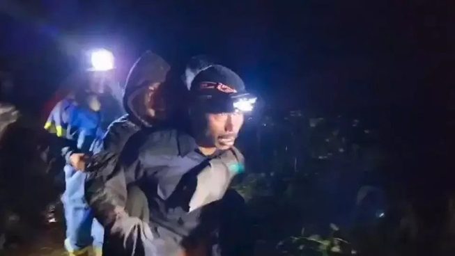 Petugas gabungan berhasil melakukan evakuasi 17 orang pendaki gunung yang terjebak saat erupsi Gunung Marapi pada Minggu, 3 Desember 2023 siang. (Beritasatu.com/Ulfa Musriadi)