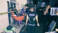 Petugas mengeluarkan jenasah untuk dievakuasi usai melakukan olah TKP di tempat ditemukannya Empat bocah terdiri atas dua perempuan dan dua laki-laki diduga dibunuh orang tuanya sendiri di Jagakarsa, Jakarta Selatan, Rabu 6 Desember 2023. Polisi masih menyelidiki penemuan mayat 4 bocah malang tersebut. Dugaan sementara, pelaku adalah orang tuanya sendiri. (B Universe Photo/Joanito De Saojoao) Petugas mengeluarkan jenasah untuk dievakuasi usai melakukan olah TKP di tempat ditemukannya Empat bocah terdiri atas dua perempuan dan dua laki-laki diduga dibunuh orang tuanya sendiri di Jagakarsa, Jakarta Selatan, Rabu 6 Desember 2023. Polisi masih menyelidiki penemuan mayat 4 bocah malang tersebut. Dugaan sementara, pelaku adalah orang tuanya sendiri. (B Universe Photo/Joanito De Saojoao)