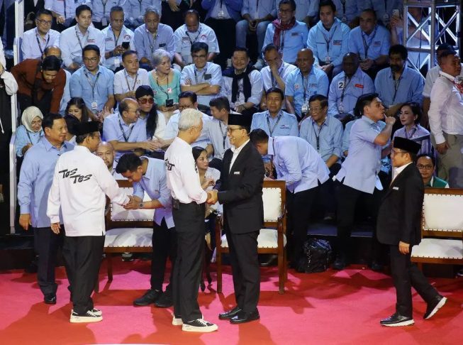 Pasangan Capres dan Cawapres nomor urut 1 Anies Baswedan (kedua kanan) dan Muhaimin Iskandar (kanan) bersama pasangan Capres dan Cawapres nomor urut 2 Prabowo Subianto (kiri) dan Gibran Rakabuming Raka (ketiga kiri) serta pasangan Capres dan Cawapres nomor urut 3 Ganjar Pranowo (ketiga kanan) dan Mahfud MD (kedua kiri) (BeritaSatu Photo/Joanito De Saojoao)