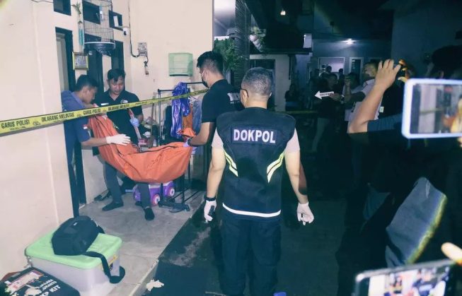 Petugas mengeluarkan jenasah untuk dievakuasi usai melakukan olah TKP di tempat ditemukannya Empat bocah terdiri atas dua perempuan dan dua laki-laki diduga dibunuh orang tuanya sendiri di Jagakarsa, Jakarta Selatan, Rabu 6 Desember 2023. Polisi masih menyelidiki penemuan mayat 4 bocah malang tersebut. Dugaan sementara, pelaku adalah orang tuanya sendiri. (B Universe Photo/Joanito De Saojoao) Petugas mengeluarkan jenasah untuk dievakuasi usai melakukan olah TKP di tempat ditemukannya Empat bocah terdiri atas dua perempuan dan dua laki-laki diduga dibunuh orang tuanya sendiri di Jagakarsa, Jakarta Selatan, Rabu 6 Desember 2023. Polisi masih menyelidiki penemuan mayat 4 bocah malang tersebut. Dugaan sementara, pelaku adalah orang tuanya sendiri. (B Universe Photo/Joanito De Saojoao)
