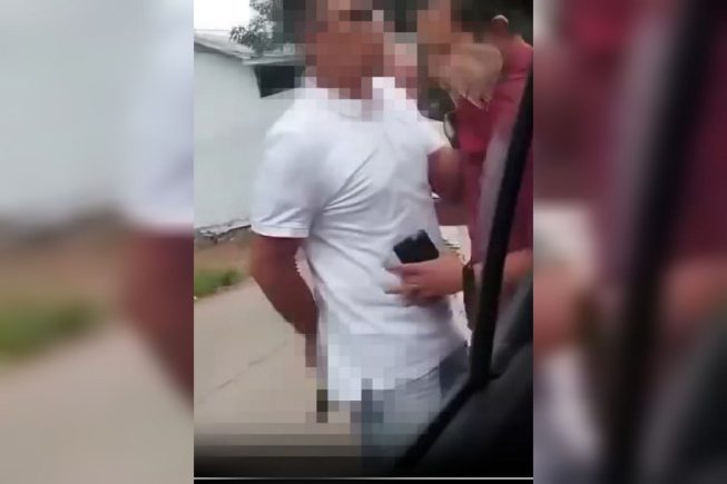 Tangkapan layar video oknum polisi yang ancam warga menggunakan sajam Tangkapan layar video oknum polisi yang ancam warga menggunakan sajam