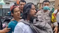Polsek Tanjung Priok menangkap pria berinisial SMY, 21 tahun (berkaus biru), yang diduga sebagai pelaku pembakaran masjid Jami Al Falah di Jalan Sunter Kemayoran, Tanjung Priok, Jakarta Utara, Kamis, 25 Januari 2024. (Beritasatu.com/Gandhi Armansyah)