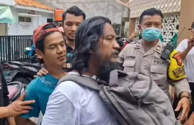 Polsek Tanjung Priok menangkap pria berinisial SMY, 21 tahun (berkaus biru), yang diduga sebagai pelaku pembakaran masjid Jami Al Falah di Jalan Sunter Kemayoran, Tanjung Priok, Jakarta Utara, Kamis, 25 Januari 2024. (Beritasatu.com/Gandhi Armansyah)
