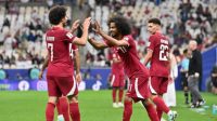 Pemain Qatar Akram Afif (kanan) merayakan kemenangan timnya atas Lebanon di laga perdana Grup A Piala Asia 2023 di Stadion Lusail di Lusail, Doha, Jumat 12 Januari 2024. Permata SAMAD / AFP