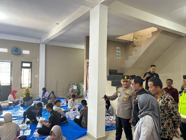 Monitoring proses pelipatan surat suara di Gudang Logistik Pemilu KPU Pagaralam Monitoring proses pelipatan surat suara di Gudang Logistik Pemilu KPU Pagaralam