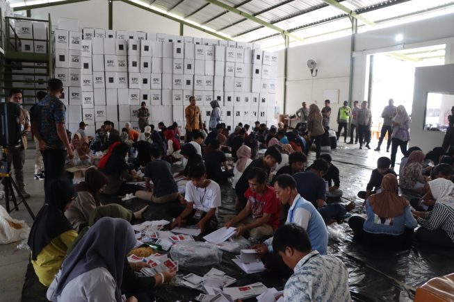 Pelipatan surat suara pemilu tahun 2024 di gudang logistik KPU Muaraenim Pelipatan surat suara pemilu tahun 2024 di gudang logistik KPU Muaraenim