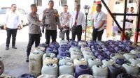 Polres Muaraenim berhasil mengungkap kasus penyalahgunaan pengangkutan dan/atau niaga bahan bakar minyak (BBM) yang disubsidi pemerintah. Tiga pelaku ditangkap dengan menggunakan mobil yang sudah dimodifikasi tangkinya untuk mengisi dan menimbun BBM jenis solar subsidi.