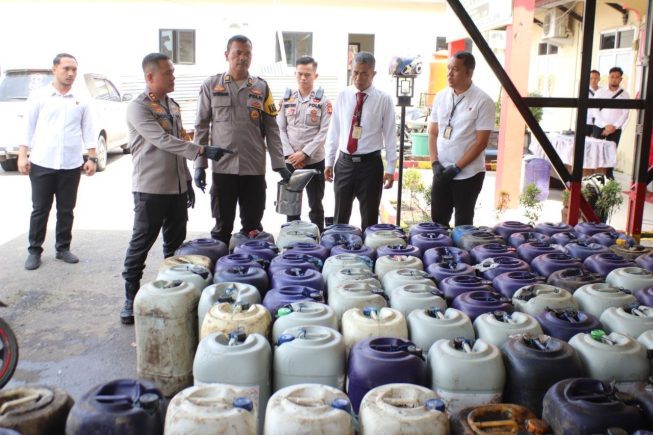 Polres Muaraenim berhasil mengungkap kasus penyalahgunaan pengangkutan dan/atau niaga bahan bakar minyak (BBM) yang disubsidi pemerintah. Tiga pelaku ditangkap dengan menggunakan mobil yang sudah dimodifikasi tangkinya untuk mengisi dan menimbun BBM jenis solar subsidi. Polres Muaraenim berhasil mengungkap kasus penyalahgunaan pengangkutan dan/atau niaga bahan bakar minyak (BBM) yang disubsidi pemerintah. Tiga pelaku ditangkap dengan menggunakan mobil yang sudah dimodifikasi tangkinya untuk mengisi dan menimbun BBM jenis solar subsidi.