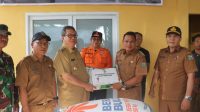 Pj Bupati Muaraenim menyalurkan bantuan beras sebanyak 5 ton dari Pemerintah Provinsi Sumatera Selatan kepada warga di 9 Kecamatan yang terkena banjir