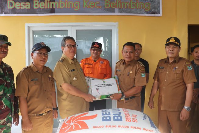 Pj Bupati Muaraenim menyalurkan bantuan beras sebanyak 5 ton dari Pemerintah Provinsi Sumatera Selatan kepada warga di 9 Kecamatan yang terkena banjir