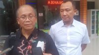 Kuasa hukum empat terdakwa, Gunadi Wibakso, didampingi Ridho Junaidi