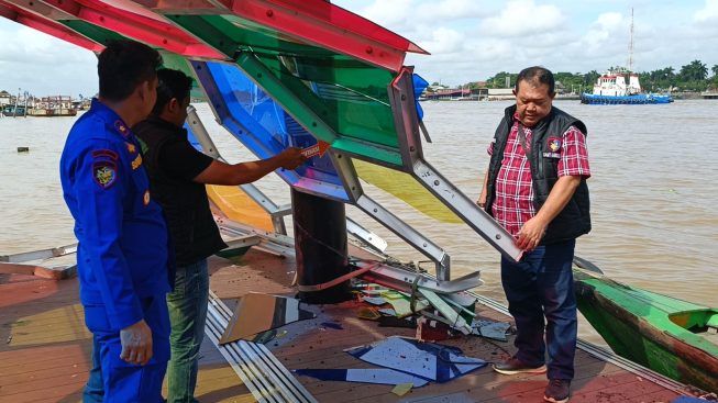Petugas dari Satpolairud Polrestabes Palembang dan Dishub melakukan olah TKP dan memeriksa saksi-saksi.