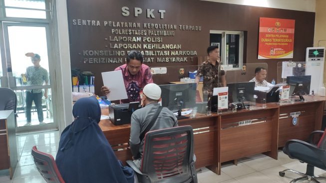 Yazuardi saat membuat laporan kehilangan di Porestabes Palembang Yazuardi saat membuat laporan kehilangan di Porestabes Palembang