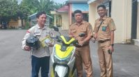 Camat Gunung Megang saat menyerahkan kendaraan operasional untuk Panwaslucam Gunung Megang Camat Gunung Megang saat menyerahkan kendaraan operasional untuk Panwaslucam Gunung Megang
