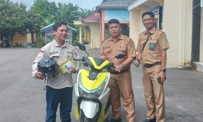 Camat Gunung Megang saat menyerahkan kendaraan operasional untuk Panwaslucam Gunung Megang
