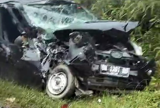 Kondisi minibus Daihatsu Sigra BN 1931 RD yang ringsek usai terlibat lakalantas maut Kondisi minibus Daihatsu Sigra BN 1931 RD yang ringsek usai terlibat lakalantas maut