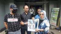 Titis Rachmawati SH MH CLA saat menunjukkan foto kondisi tangan kliennya yang mengalami pembusukan Titis Rachmawati SH MH CLA saat menunjukkan foto kondisi tangan kliennya yang mengalami pembusukan