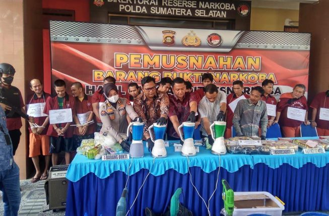 Pemusnahan barang bukti Shabu-shabu dan ribuan pil ekstasi itu dengan cara di blender bersama dengan deterjen.