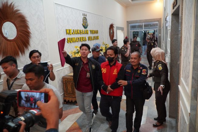 Tim Tabur Kejati Sumsel saat menggelandang tersangka AT (rompi merah)