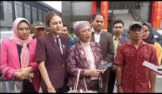 Tim kuasa hukum keluarga korban pembunuhan di kabupaten Musi Banyuasin mengungkapkan hubungan antara pelaku dan korban yang ternyata rekan bisnis jual beli ponsel. Mereka juga menemukan bukti bahwa pelaku telah merencanakan aksi keji tersebut.