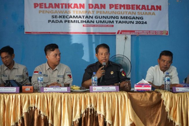 Ketua Bawaslu Muaraenim Zainudin saat memberikan arahan pada acara pelantikan PTPS se-Kecamatan Gunung Megang