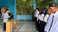 Ketua Panwaslu Kecamatan Panang Enim saat melantik Pengawas TPS