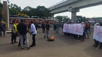 Mahasiswa hukum dari Permahi menggelar aksi demo di depan JSC Palembang, menuntut transparansi pengelolaan venue dan menyoroti dugaan KKN di PT JSC.