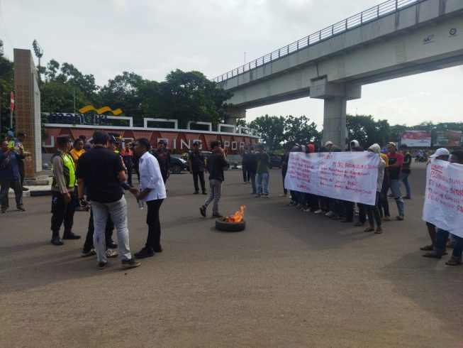 Mahasiswa hukum dari Permahi menggelar aksi demo di depan JSC Palembang, menuntut transparansi pengelolaan venue dan menyoroti dugaan KKN di PT JSC.