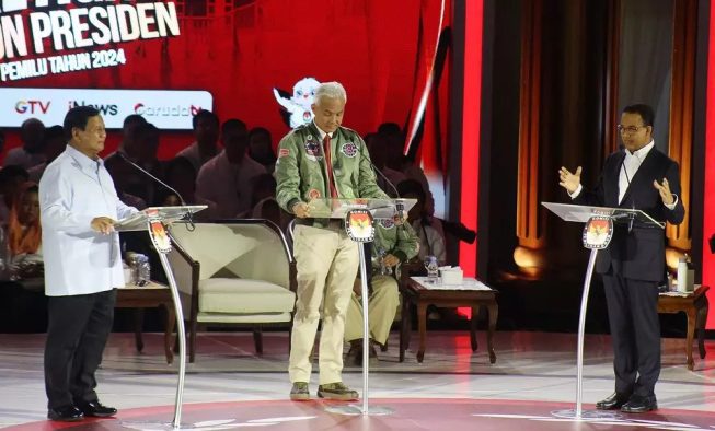 Capres nomor urut satu Anies Baswedan (kanan) menyampaikan pendapat disaksikan capres nomor urut dua Prabowo Subianto (kiri), dan capres nomor urut tiga Ganjar Pranowo saat adu gagasan dalam debat ketiga Pilpres 2024 di Istora Senayan, Jakarta, Minggu, 7 Januari 2024. (BeritaSatu Photo/Joanito De Saojoao)