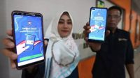 Petugas Disdukcapil Kota Banda Aceh memperlihatkan aplikasi KTP digital. (ANTARA FOTO/Irwansyah Putra)