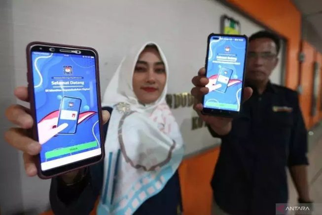 Petugas Disdukcapil Kota Banda Aceh memperlihatkan aplikasi KTP digital. (ANTARA FOTO/Irwansyah Putra)
