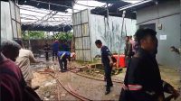 Petugas pemadam kebakaran usai memadamkan api di Tempat Kejadian Perkara Petugas pemadam kebakaran usai memadamkan api di Tempat Kejadian Perkara