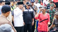 Pj Bupati Apriyadi Mahmud saat Serap Aspirasi bersama Warga Masyarakat Lalan di Halaman Kantor Camat Lalan, Rabu (7/2/2024). Pj Bupati Apriyadi Mahmud saat Serap Aspirasi bersama Warga Masyarakat Lalan di Halaman Kantor Camat Lalan, Rabu (7/2/2024).