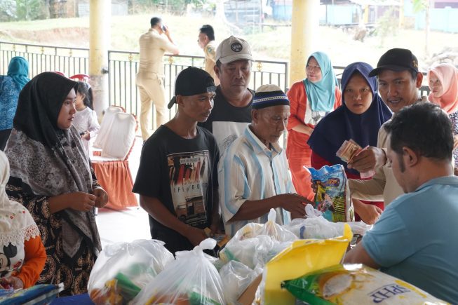 Pemkab Muaraenim melalui TPID menggelar operasi pasar murah dan pangan murah di Kecamatan Belimbing dan Gunung Megang untuk mengendalikan inflasi daerah Pemkab Muaraenim melalui TPID menggelar operasi pasar murah dan pangan murah di Kecamatan Belimbing dan Gunung Megang untuk mengendalikan inflasi daerah