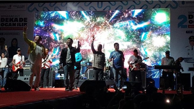 Pimpinan DPRD Ogan Ilir Ajak Dewa 19 dan Rita Sugiarto Nyanyi Bersama di HUT ke-20 Ogan Ilir Pimpinan DPRD Ogan Ilir Ajak Dewa 19 dan Rita Sugiarto Nyanyi Bersama di HUT ke-20 Ogan Ilir