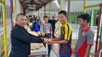 Kepala Rutan Muntok, Achmad Adrian, membagikan 250 porsi bakso gratis kepada seluruh warga binaan pada Senin siang Kepala Rutan Muntok, Achmad Adrian, membagikan 250 porsi bakso gratis kepada seluruh warga binaan pada Senin siang