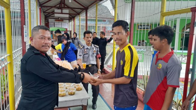 Kepala Rutan Muntok, Achmad Adrian, membagikan 250 porsi bakso gratis kepada seluruh warga binaan pada Senin siang Kepala Rutan Muntok, Achmad Adrian, membagikan 250 porsi bakso gratis kepada seluruh warga binaan pada Senin siang