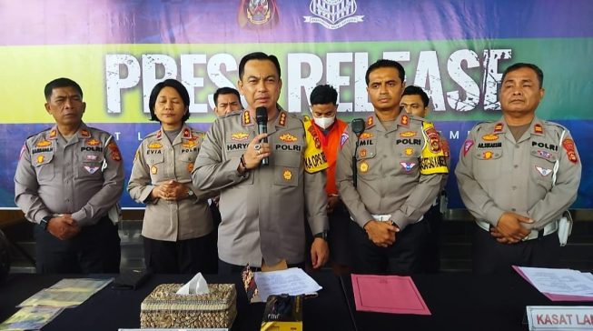 Kapolrestabes Palembang, Kombes Pol Harryo Sugihhartono, didampingi Kasat Lantas AKBP Emil Eka Putra saat menggelar press release penangkapan pelaku tabrak lari Kapolrestabes Palembang, Kombes Pol Harryo Sugihhartono, didampingi Kasat Lantas AKBP Emil Eka Putra saat menggelar press release penangkapan pelaku tabrak lari