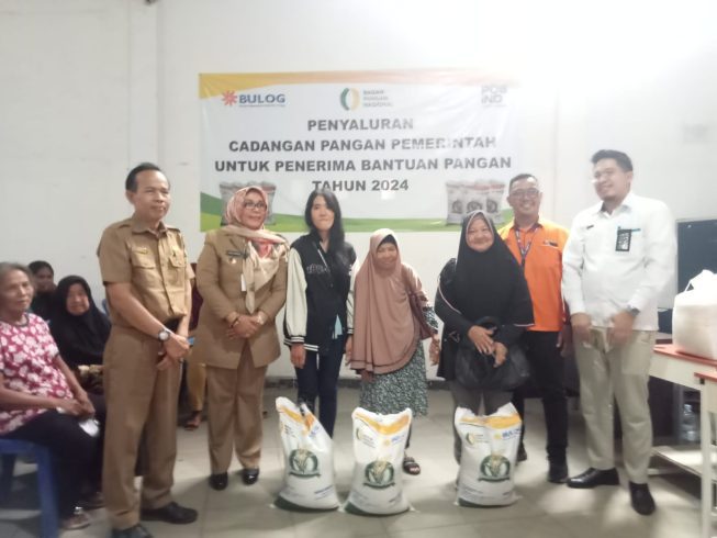 Pemerintah Kota Pangkalpinang menyalurkan bantuan berupa 10 kilogram beras cadangan pangan dari pemerintah pusat kepada 1.574 kepala keluarga