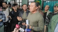 Pangdam Jaya Mayjen Mohamad Hasan meninjau lokasi kebakaran di Gudang Amunisi Daerah milik Kodam Jaya, Desa Ciangsana, Gunung Putri, Kabupaten Bogor, Sabtu petang (30/3/2024). (Antara/Pradita Kurniawan Syah).