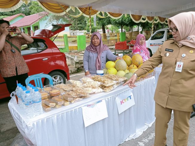 Pj Walikota Pangkalpinang, Lusje Anneke Tabalujan saat meninjau operasi pasar