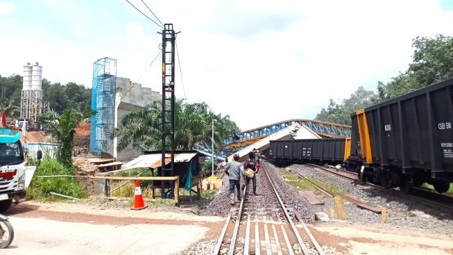 Kondisi crane girder flyover Bantaian yang ambruk dan menimpa KA Babaranjang Kondisi crane girder flyover Bantaian yang ambruk dan menimpa KA Babaranjang