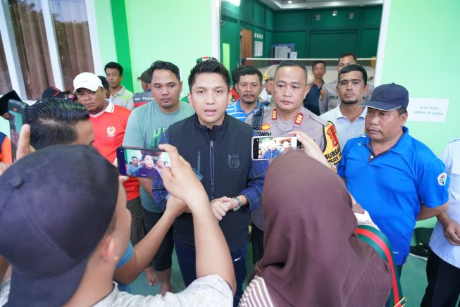Bupati Ogan Ilir Panca Wijaya Akbar saat meninjau dan memberikan bantuan kepada korban banjir