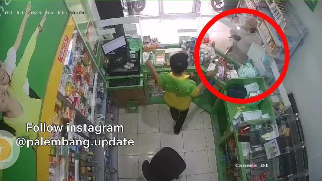 Tangkapan layar postingan akun instagram aksi perampokan sebuah apotek di Palembang Tangkapan layar postingan akun instagram aksi perampokan sebuah apotek di Palembang