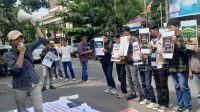 Persatuan Pemangku Kepentingan Pendidikan (P2KP) menggelar demo menuntut agar Plh Kepala Dinas Pendidikan Sumsel dipecat
